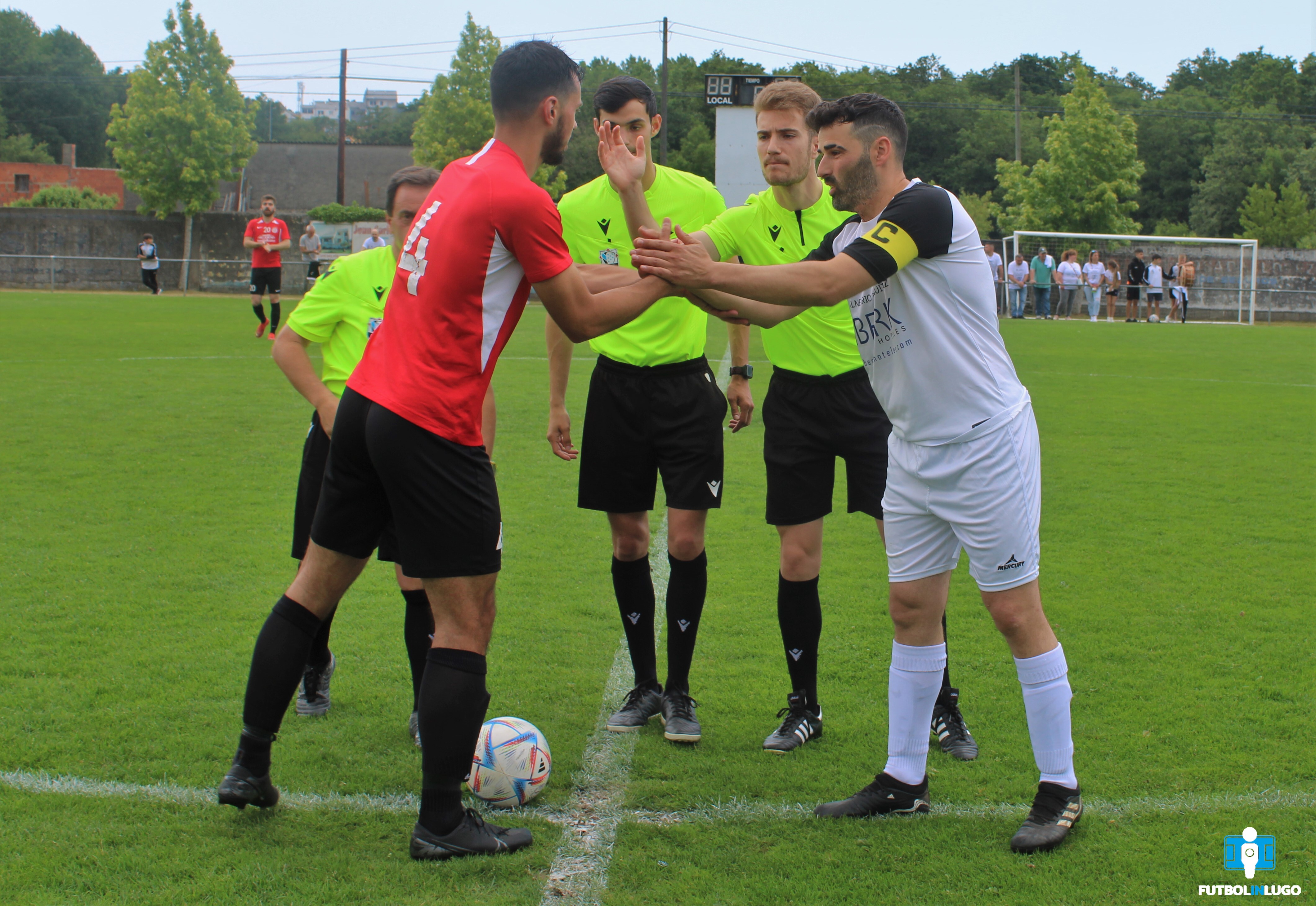 Os capitáns do Cospeito e do Guitiriz saúdanse co trío arbitral na previa da final polo ascenso á 1ª na temporada 22/23