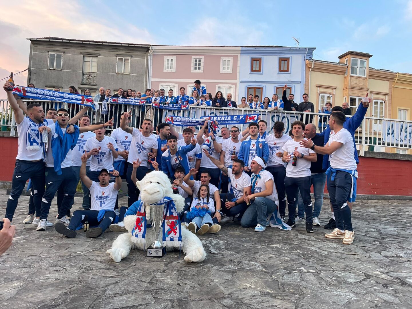 O Iberia celebra o seu ascenso