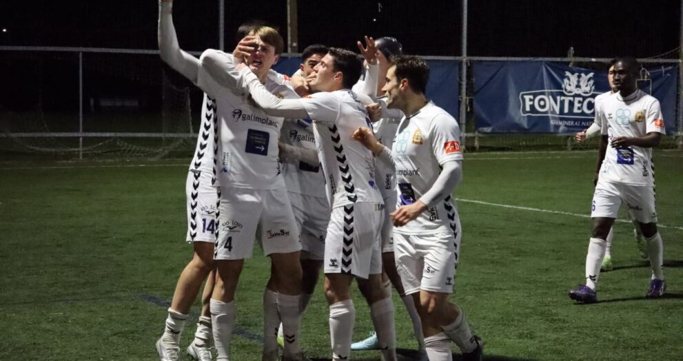 Maxi celebra o primeiro gol do Trío de Ases