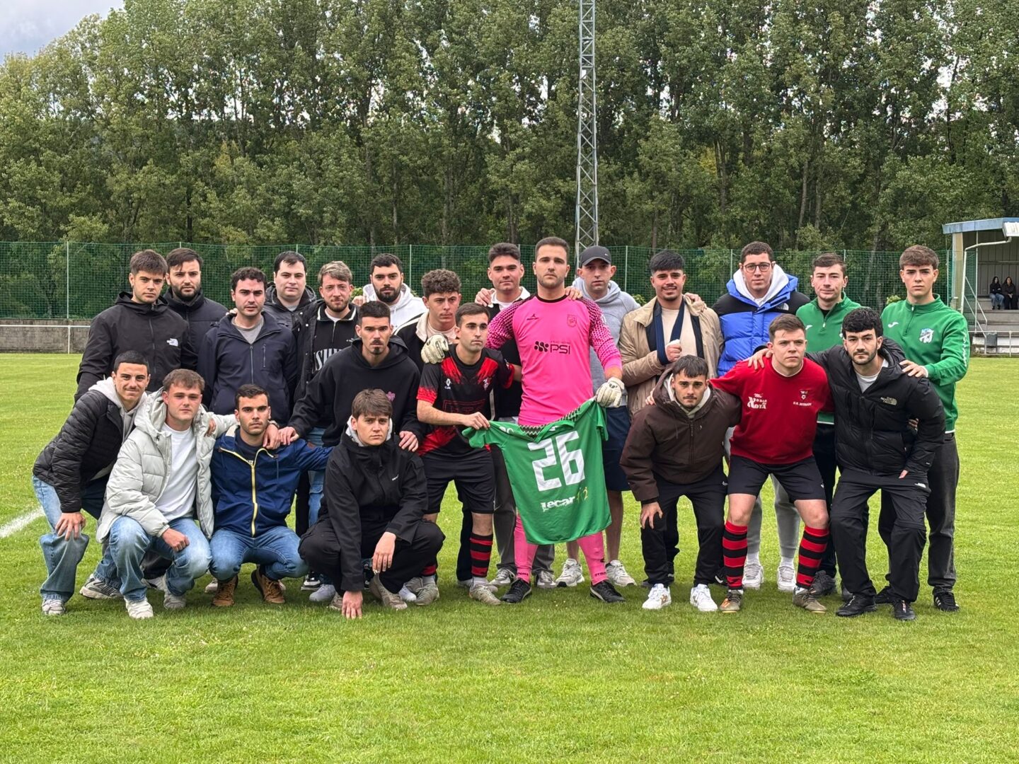 Xoel contaba con amigos e compañeiros no Roupar, Cabreiros e Xermade e no último derbi da tempada na Cea xuntáronse para rendirlle unha homenaxe. Foto: SDC Cabreiros