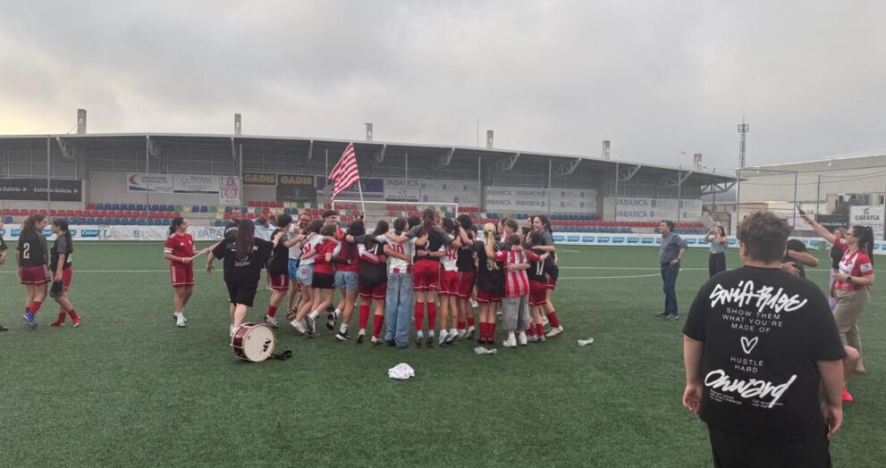 A Milagrosa celebrando o seu ascenso á Primeira Galega feminina